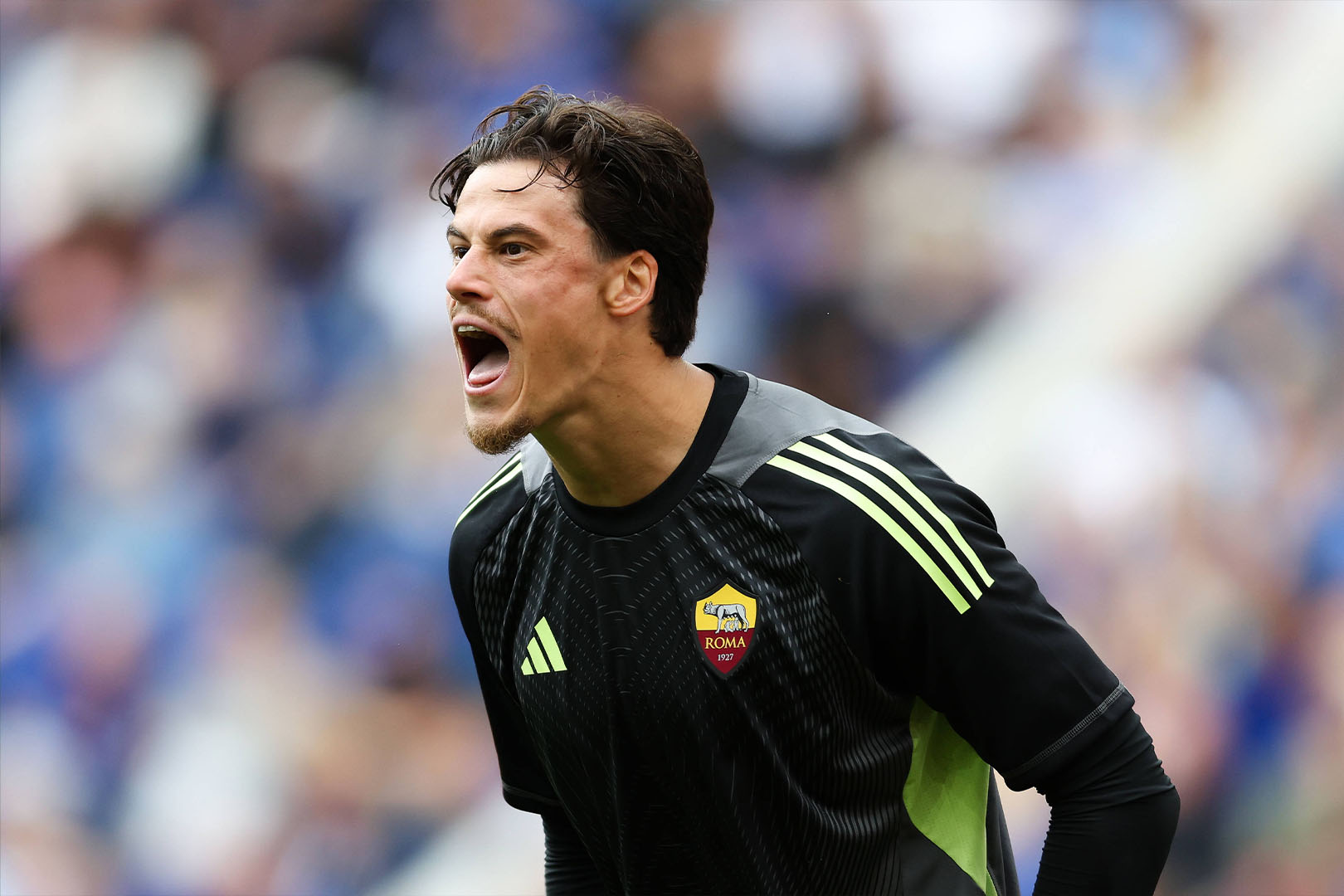 Mile Svilar in maglia Roma