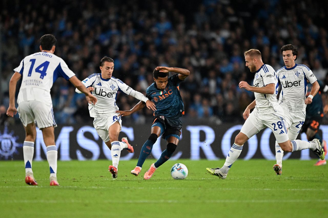 David Neres pressato da giocatori Como